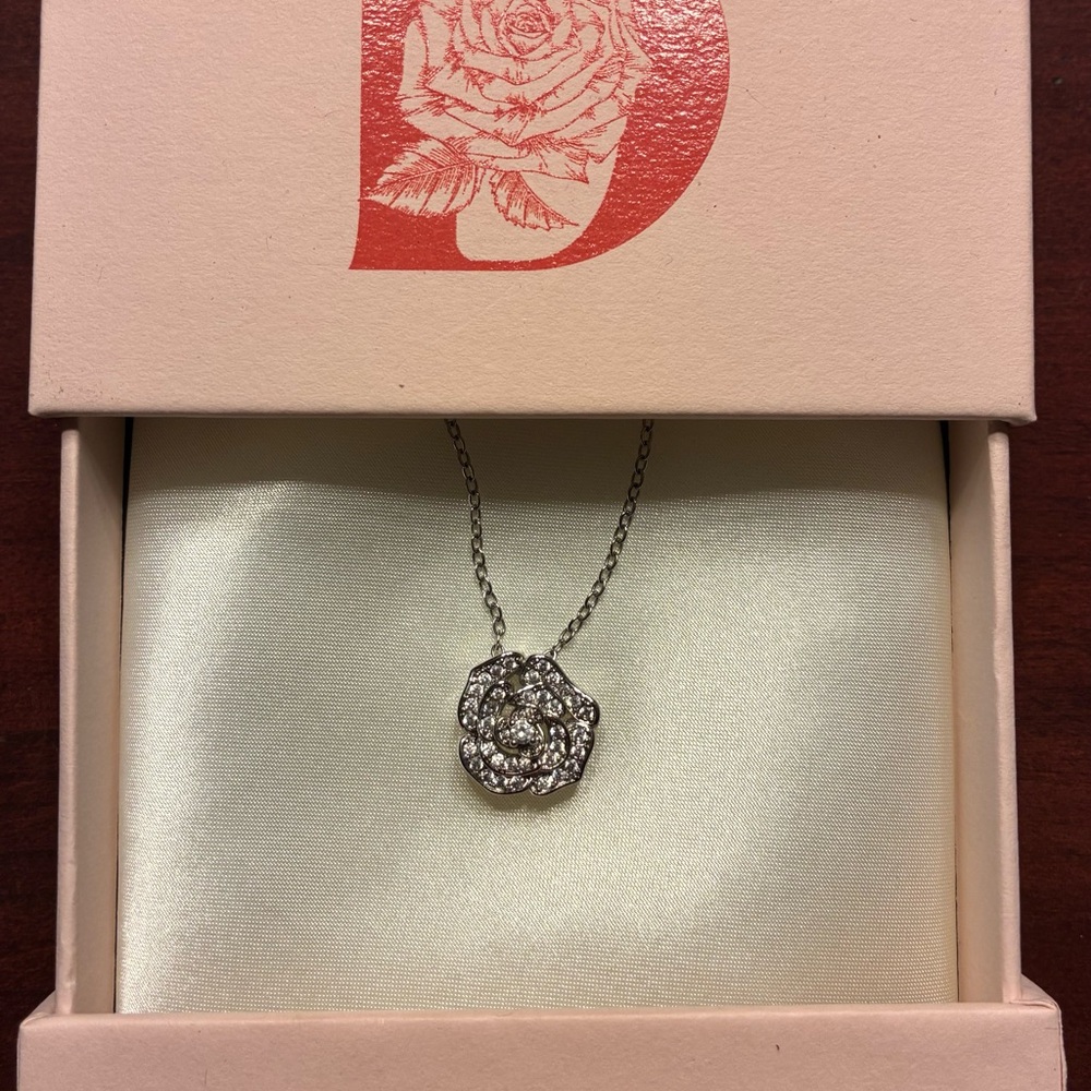 Elegant Silver Pendant Necklace